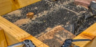 Jaki multitool wybrać? Na zdjęciu duży multitool leżący na belkach, rozłożony pokazowo.