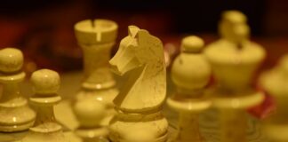 Szachy na prezent jako niebanalny pomysł. Na zdjęciu szachy porcelanowe, stylizowane na kamienne.