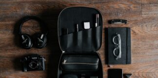 EDC, czyli Everyday Carry to zestaw przedmiotów noszony przez nas codzienie. Na zdjeciu podstawowe EDC: słuchawki, telefon, powerbank, okulary, notatnik, nóż i aparat.