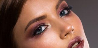 Jakie trendy makijażu wieczorowego w 2021 będą górować na salonach? Na pewno ekstrawaganckie makijaże oczu jak u kobiety na zdjeciu.