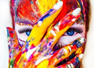 Kto wymyślił kosmetyki do makijażu?