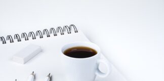 Który aparat ortodontyczny jest lepszy z gumkami czy bez?