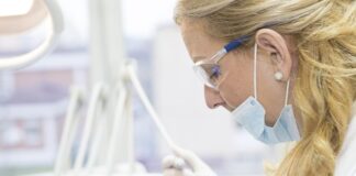 Co dentysta wkłada do zęba po usunięciu?