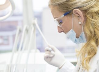 Co dentysta wkłada do zęba po usunięciu?