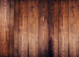 Który materiał należy przygotować do osadzenia korony porcelanowej na stałe?